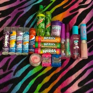 A bundle of chapstick’s and lip gloss